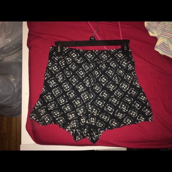 Cloth Shorts, Mid waisted - Picture 2 of 3